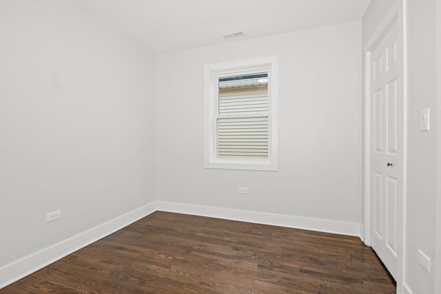5529 W CORNELIA Avenue, Chicago, IL 60641