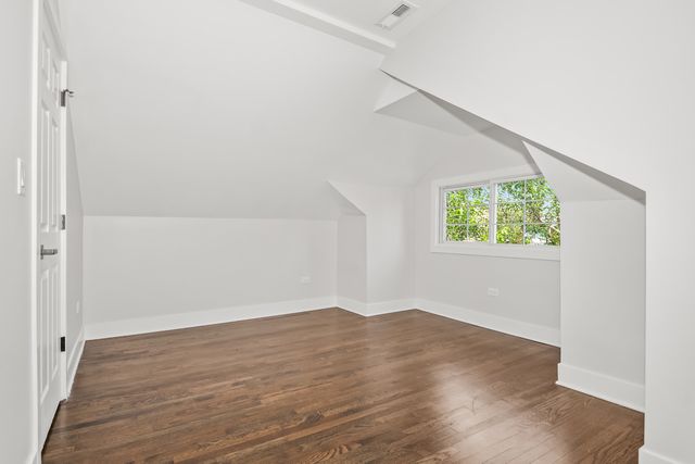 5529 W CORNELIA Avenue, Chicago, IL 60641