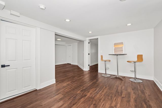 5529 W CORNELIA Avenue, Chicago, IL 60641