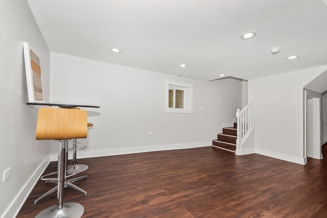5529 W CORNELIA Avenue, Chicago, IL 60641