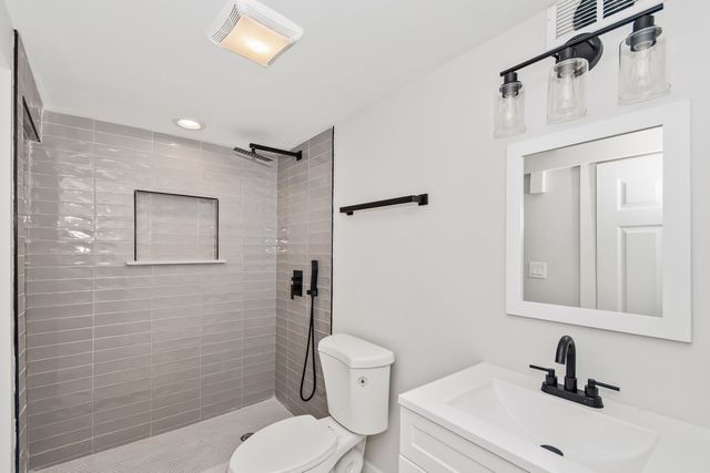 5529 W CORNELIA Avenue, Chicago, IL 60641