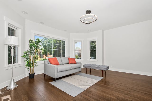5529 W CORNELIA Avenue, Chicago, IL 60641