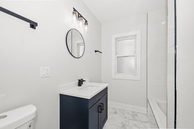 5529 W CORNELIA Avenue, Chicago, IL 60641