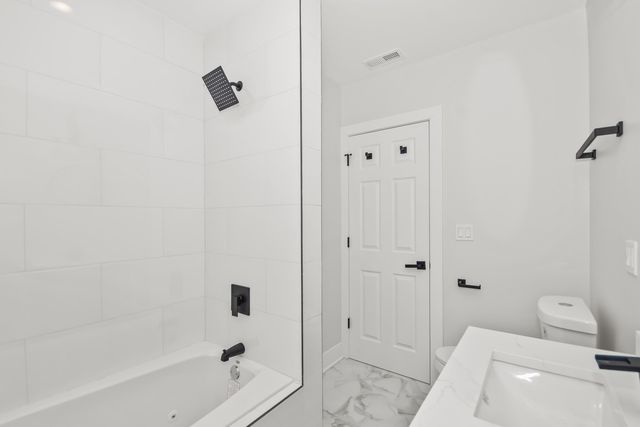 5529 W CORNELIA Avenue, Chicago, IL 60641