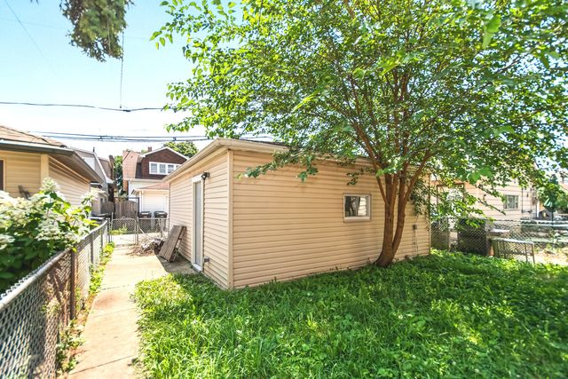5529 W CORNELIA Avenue, Chicago, IL 60641