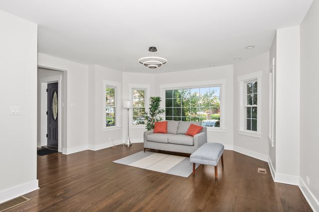 5529 W CORNELIA Avenue, Chicago, IL 60641