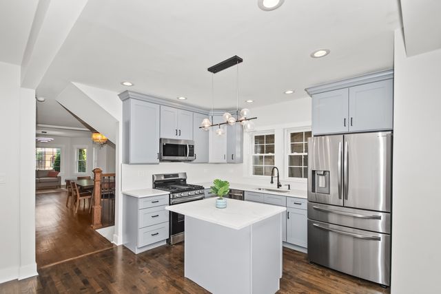 5529 W CORNELIA Avenue, Chicago, IL 60641