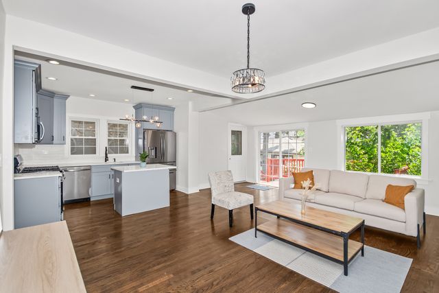 5529 W CORNELIA Avenue, Chicago, IL 60641