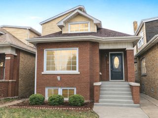 5529 W CORNELIA Avenue, Chicago, IL 60641