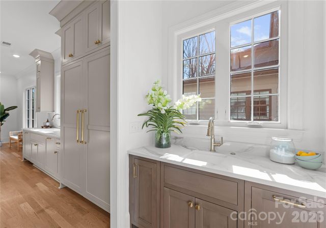 154 N Canterbury Road, Charlotte, NC 28211