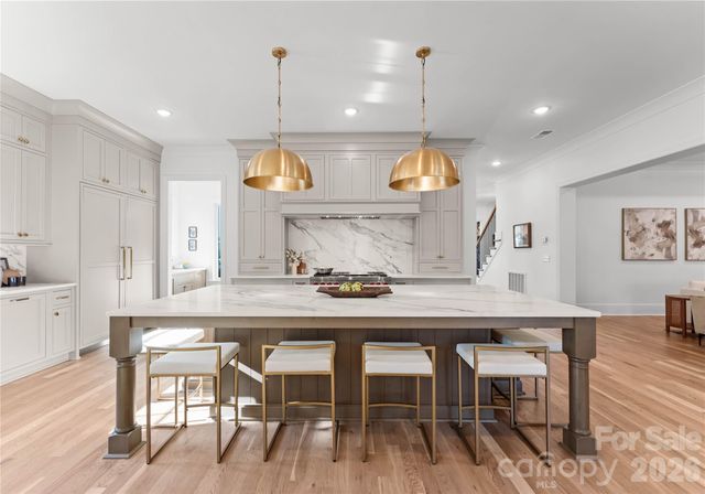 154 N Canterbury Road, Charlotte, NC 28211