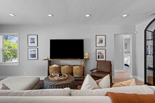 518 Fremont Way, Sacramento, CA 95818