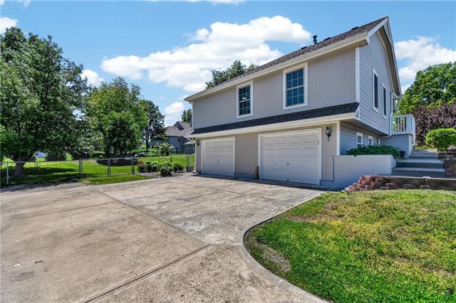 605 Oak Drive, Raymore, MO 64083