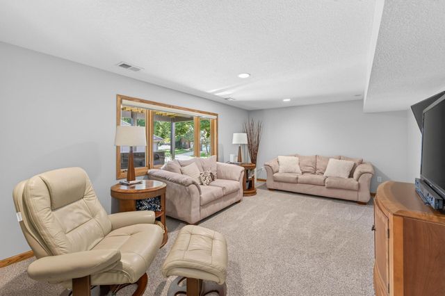 4283 Hillview Lane, Vadnais Heights, MN 55127