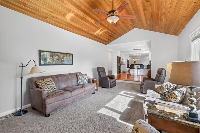 4283 Hillview Lane, Vadnais Heights, MN 55127