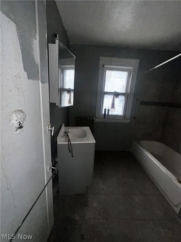 2083 N Taylor Road, Cleveland Heights, OH 44112