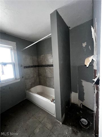 2083 N Taylor Road, Cleveland Heights, OH 44112