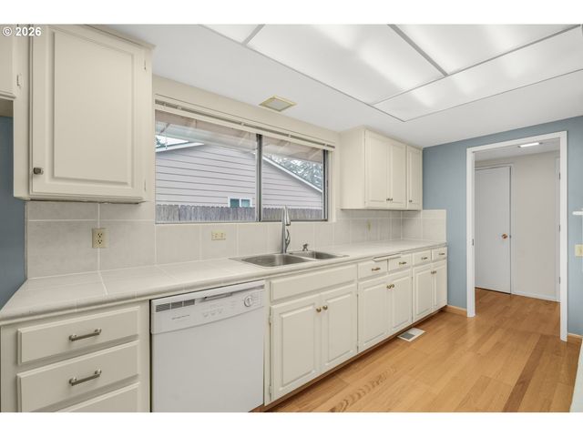 12325 Sw KING RICHARD Dr, Portland, OR 97224