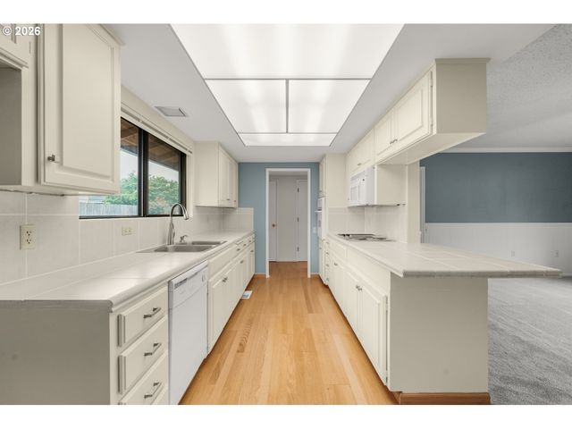 12325 Sw KING RICHARD Dr, Portland, OR 97224