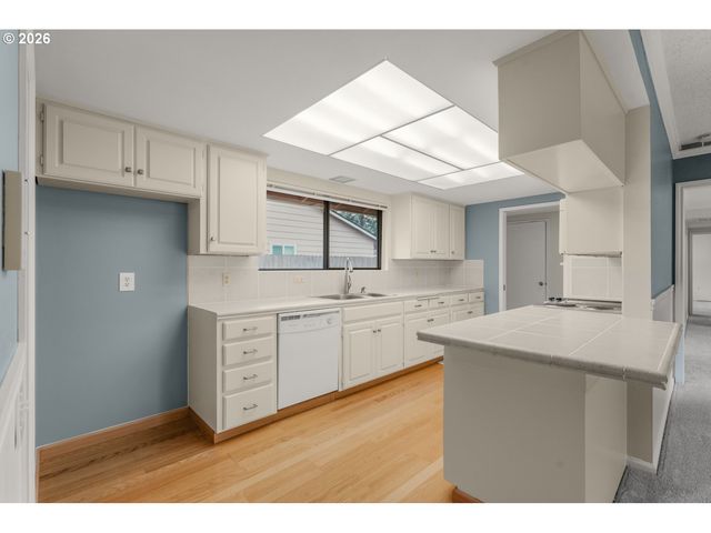 12325 Sw KING RICHARD Dr, Portland, OR 97224
