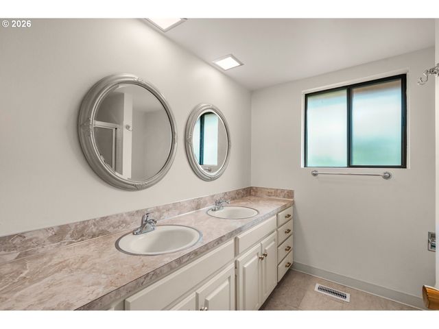12325 Sw KING RICHARD Dr, Portland, OR 97224