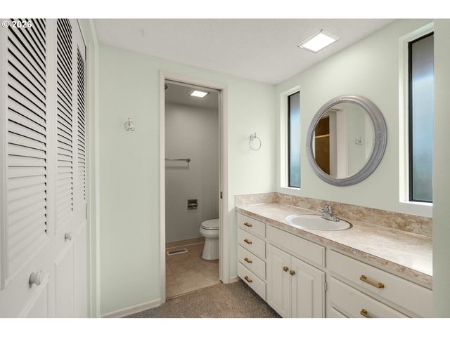 12325 Sw KING RICHARD Dr, Portland, OR 97224