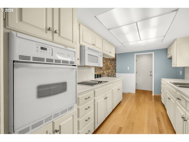 12325 Sw KING RICHARD Dr, Portland, OR 97224