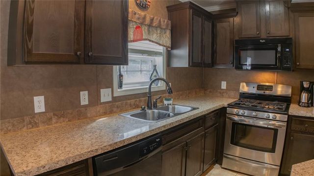 28810 Paradise Drive, Warsaw, MO 65355