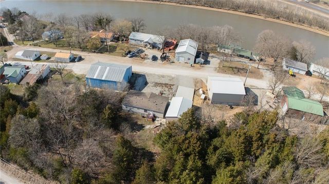 28810 Paradise Drive, Warsaw, MO 65355