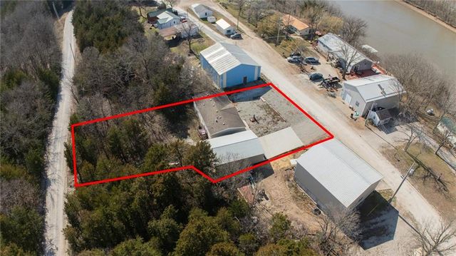 28810 Paradise Drive, Warsaw, MO 65355