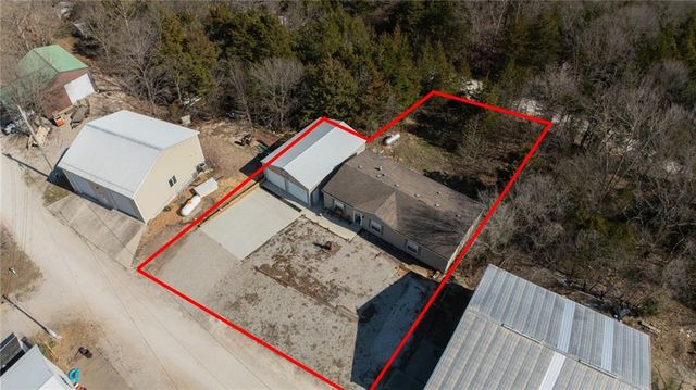 28810 Paradise Drive, Warsaw, MO 65355