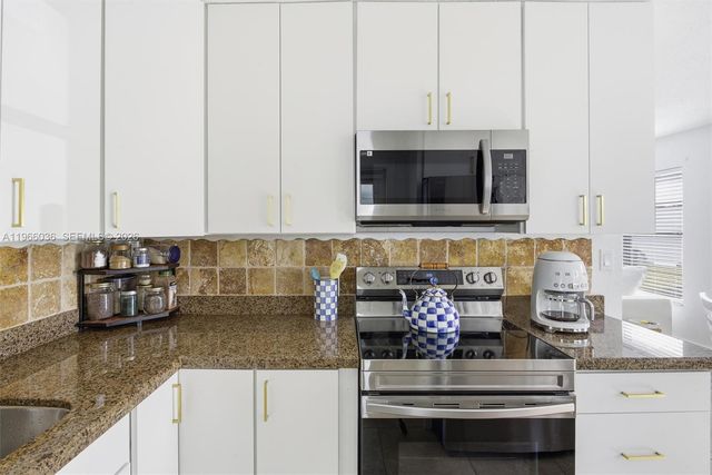 6213 NW 9th St, Margate, FL 33063