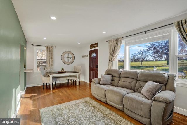 1095 CHURCH RD, York, PA 17404