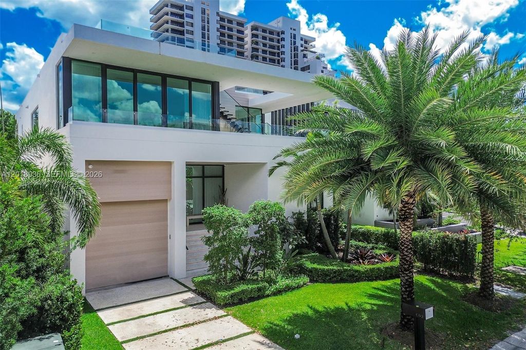 1092 N Venetian Drive, Miami, FL 33139