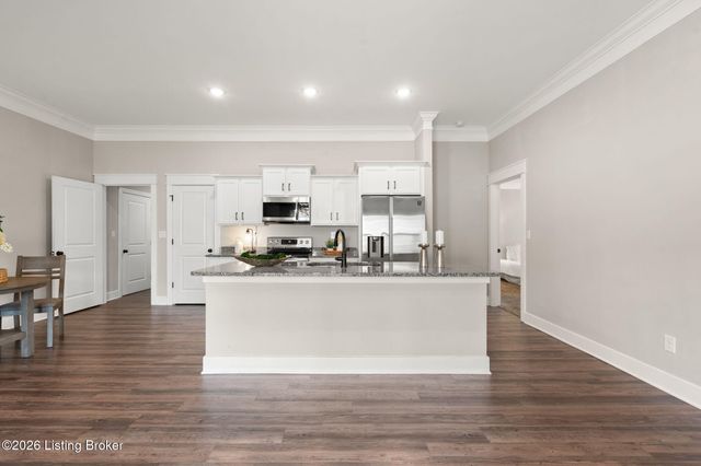 5011 Woodridge Lake Blvd, Louisville, KY 40272