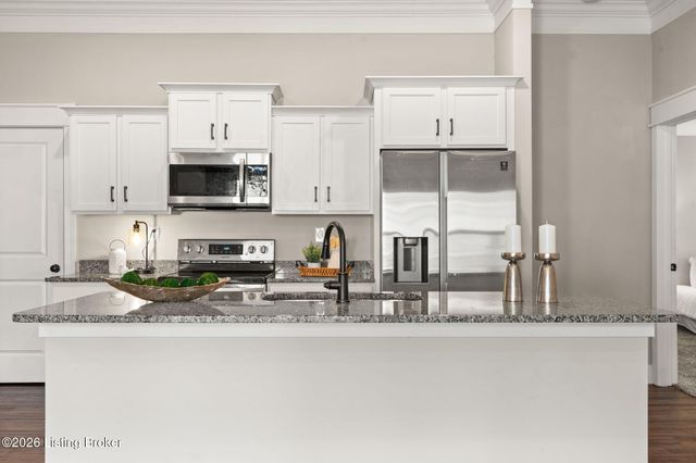 5011 Woodridge Lake Blvd, Louisville, KY 40272