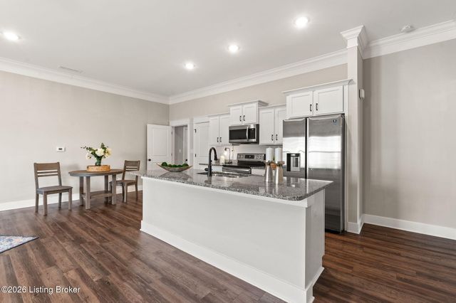 5011 Woodridge Lake Blvd, Louisville, KY 40272