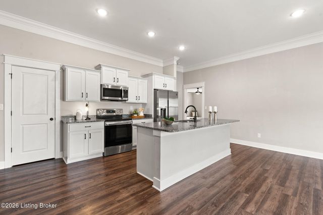 5011 Woodridge Lake Blvd, Louisville, KY 40272