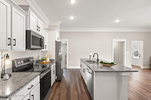 5011 Woodridge Lake Blvd, Louisville, KY 40272