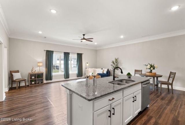 5011 Woodridge Lake Blvd, Louisville, KY 40272