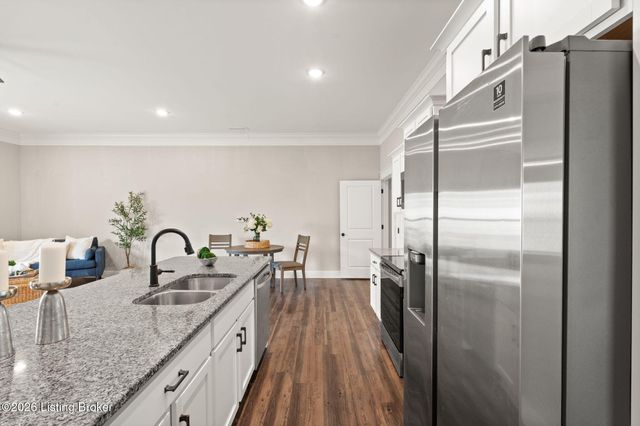 5011 Woodridge Lake Blvd, Louisville, KY 40272