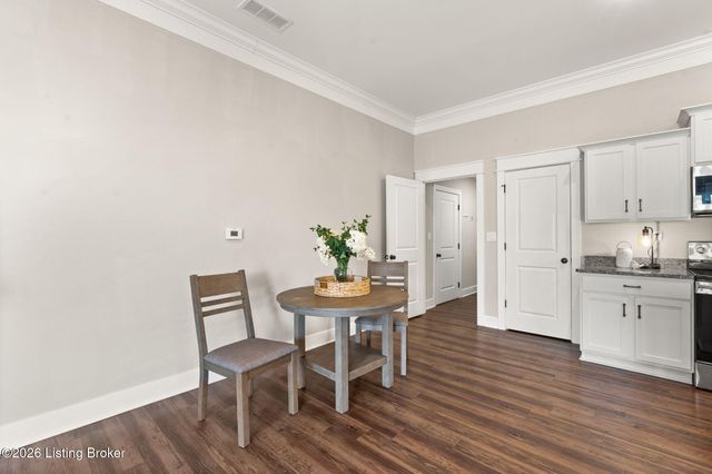 5011 Woodridge Lake Blvd, Louisville, KY 40272