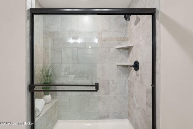 5011 Woodridge Lake Blvd, Louisville, KY 40272