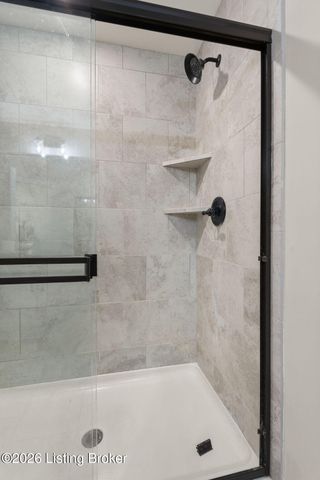 5011 Woodridge Lake Blvd, Louisville, KY 40272