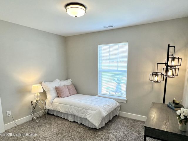 5011 Woodridge Lake Blvd, Louisville, KY 40272