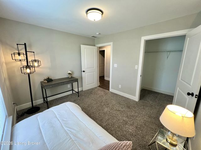 5011 Woodridge Lake Blvd, Louisville, KY 40272