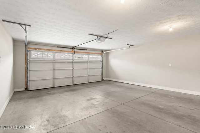 5011 Woodridge Lake Blvd, Louisville, KY 40272