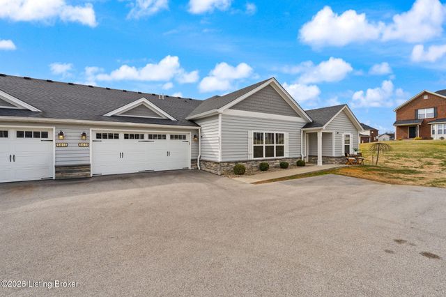 5011 Woodridge Lake Blvd, Louisville, KY 40272