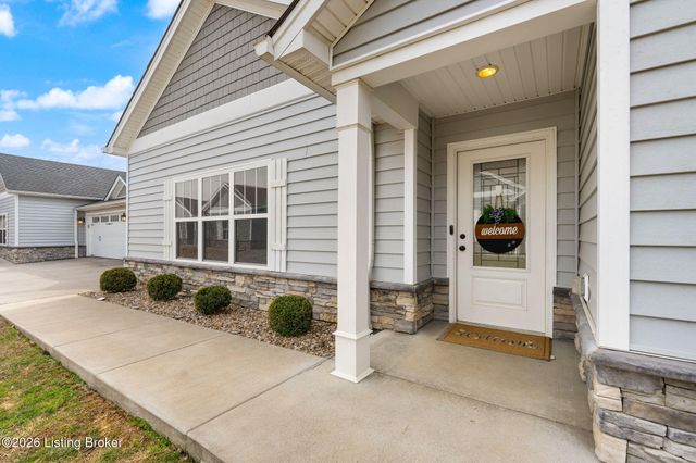 5011 Woodridge Lake Blvd, Louisville, KY 40272