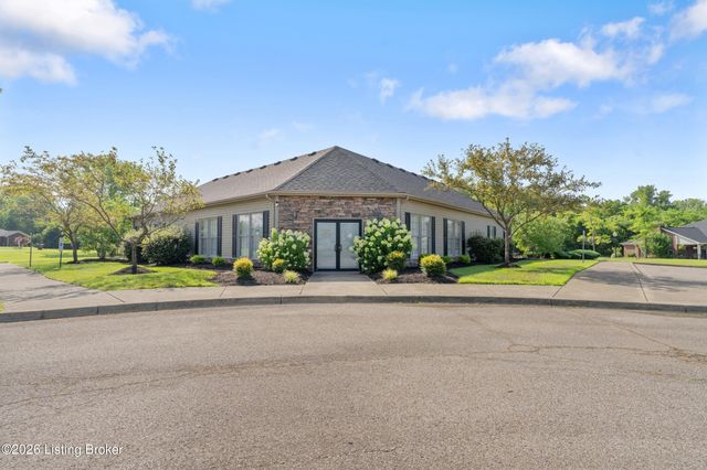 5011 Woodridge Lake Blvd, Louisville, KY 40272